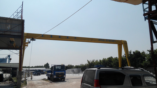 昱嘉制造的半龍門(mén)起重機(jī)